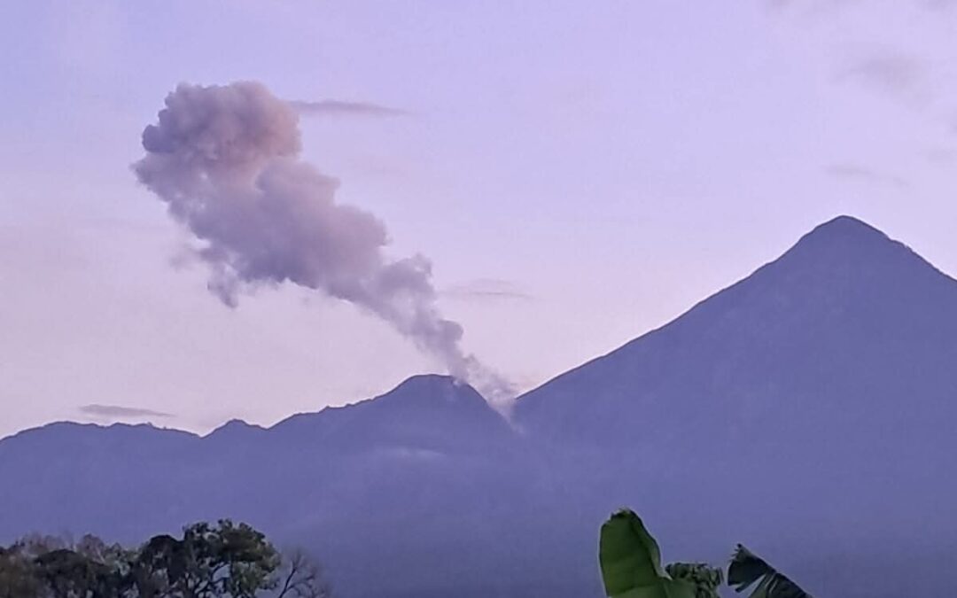 Monitorean actividad de volcán Santiaguito