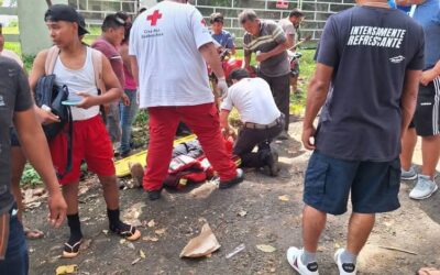 Dos jóvenes, quienew iban en motocicleta, resultan heridos al esquivar ganado