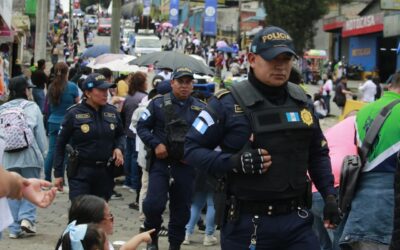 PNC resguarda desfile inaugural de la XelaFer 2025 en Quetzaltenango