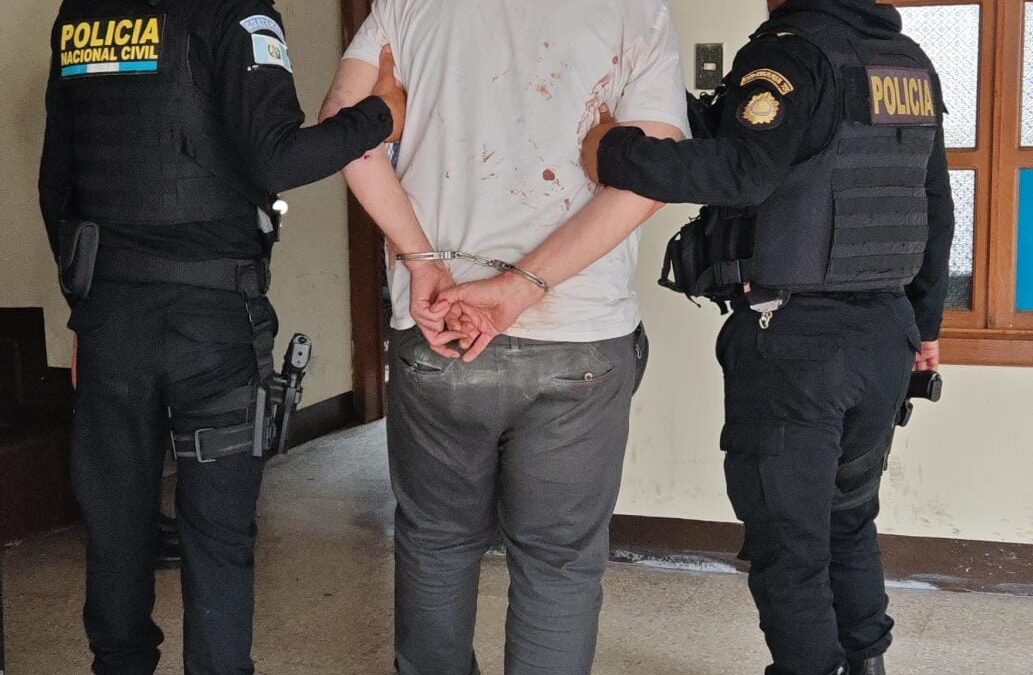 Capturan a británico por atacar con un hacha a trabajador de hotel en Antigua Guatemala