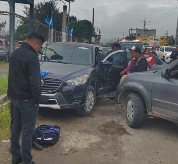 Un herido en triple colisión vehicular en Salcajá