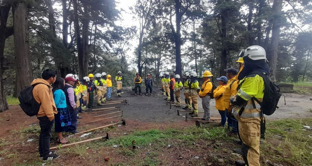 Capacitan a brigadas y comunitarios en Curso de Bombero Forestal en Quetzaltenango