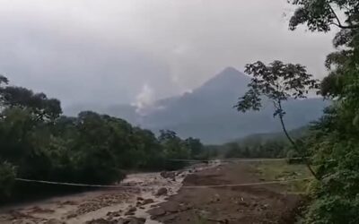 Insivumeh reporta el descenso de lahares de los volcanes Santiaguito y de Fuego