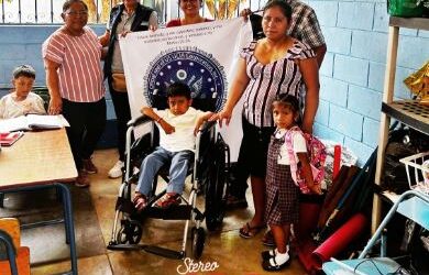 Personas con discapacidad reciben sillas de ruedas