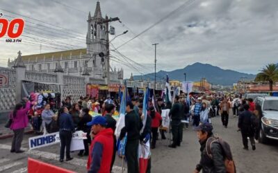 Complicaciones en el tránsito por desfile inaugural de XelaFer 2025