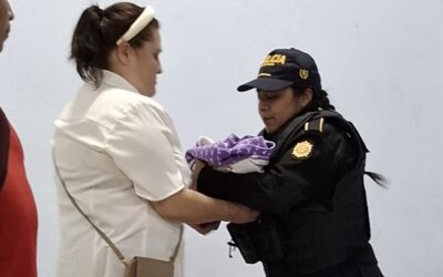 Rescatan a bebé recién nacida en casa deshabitada.