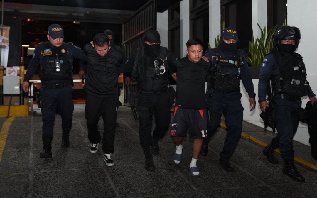 Capturan a dos mareros con subametralladora en el barrio El Gallito