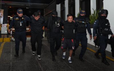 Capturan a dos mareros con subametralladora en el barrio El Gallito