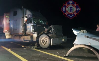 Árbol cae sobre cabezal y bloquea la Ruta Interamericana en Chupol