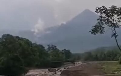 Reportan descenso de lahares en volcanes de Fuego y Santiaguito