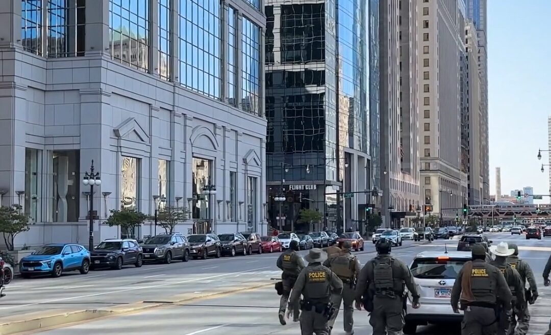 Repartidor escapa en bicicleta de redada de ICE en Chicago