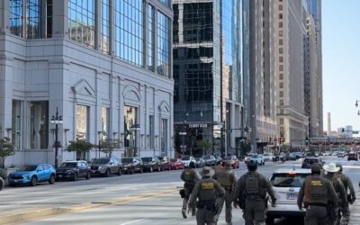 Repartidor escapa en bicicleta de redada de ICE en Chicago