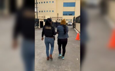 Capturan a mujer con escopeta en parqueo de supermercado en Quetzaltenango