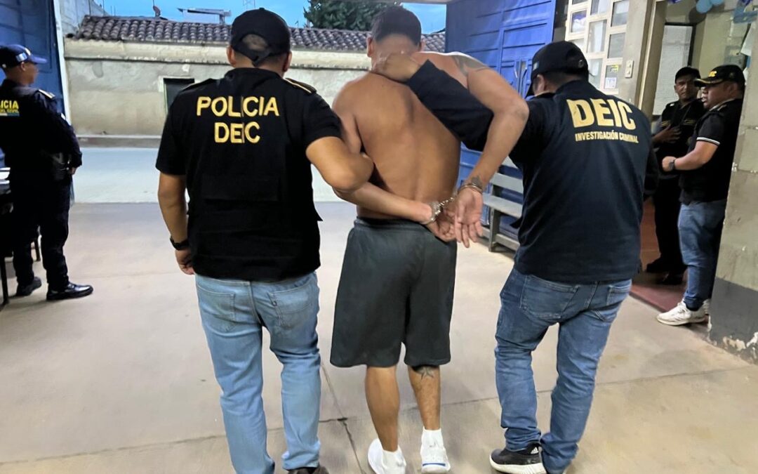 Capturan a guardia del Sistema Penitenciario en Quiché cuando recibía Q10 mil de “talacha”