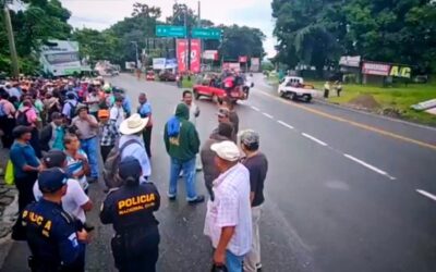 Exmilitares bloquean distintos puntos del país; tránsito afectado en ruta al Pacífico