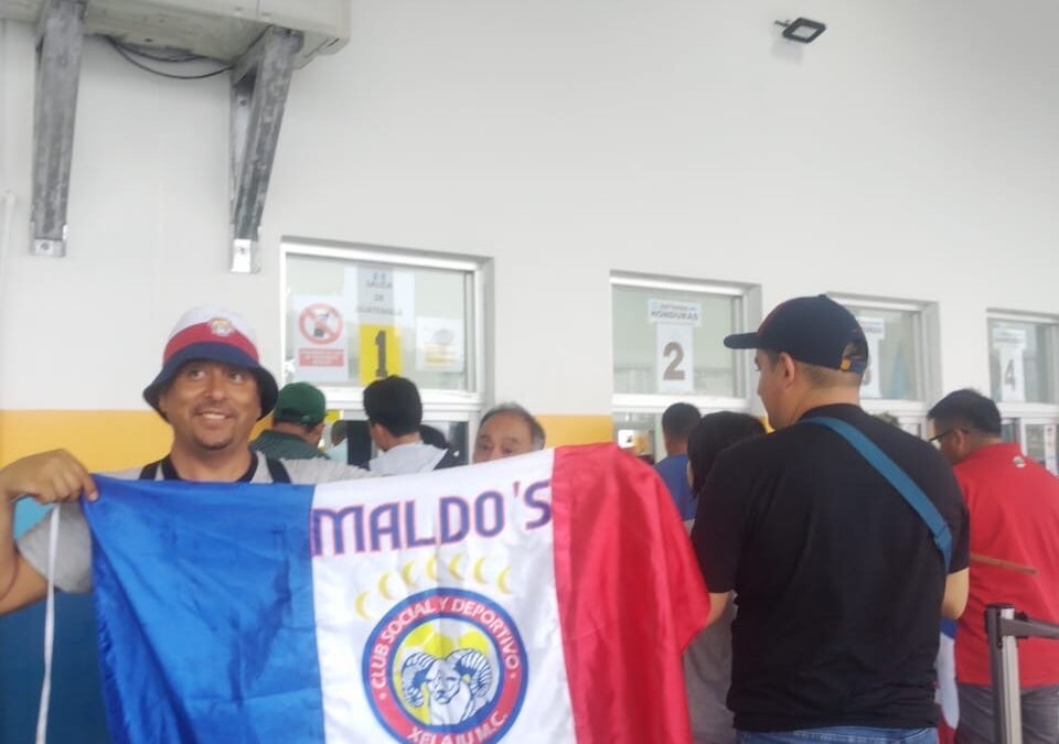 Aficionados de Xelajú MC cruzan la frontera rumbo a Honduras para apoyar al equipo en semifinales
