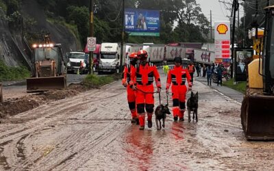 Bomberos continúan labores de búsqueda en el km 24 de la carretera a El Salvador