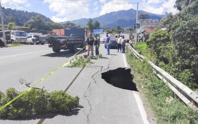 Socavón en la ruta a San Juan Ostuncalco