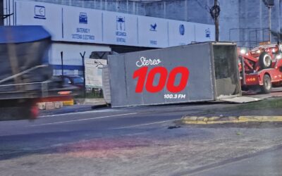 Camión vuelca en circunvalación de Salcajá