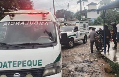 Dos jóvenes heridos en accidente de tránsito en Coatepeque