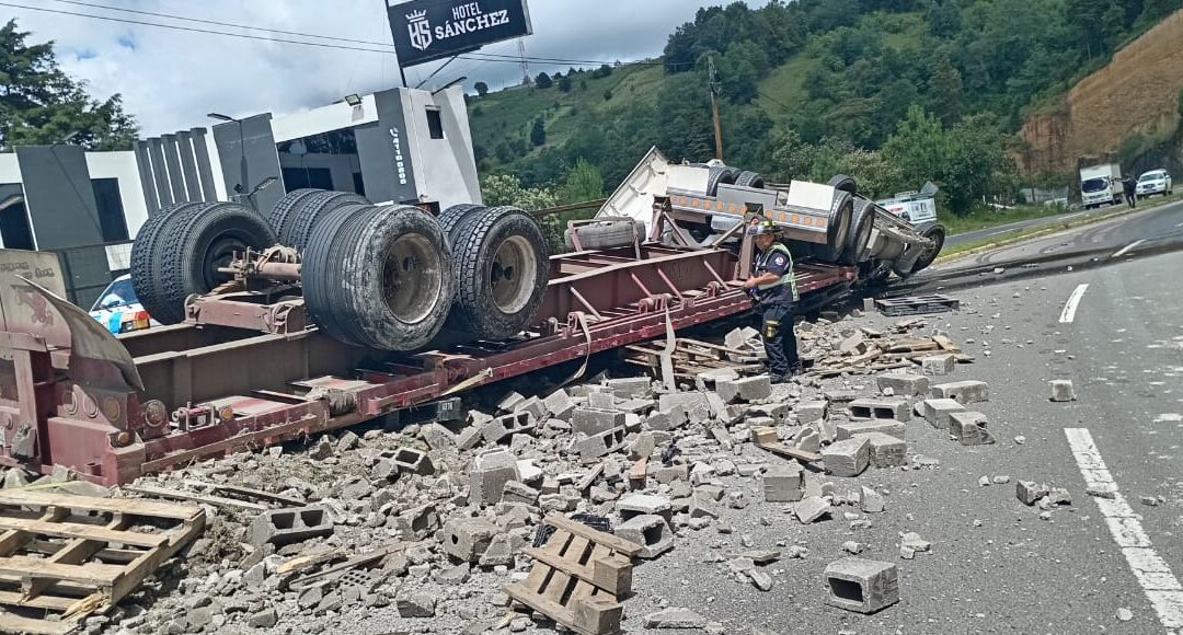 Tráiler que transportaba blocks vuelca en la ruta Interamericana