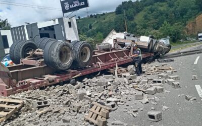 Tráiler que transportaba blocks vuelca en la ruta Interamericana