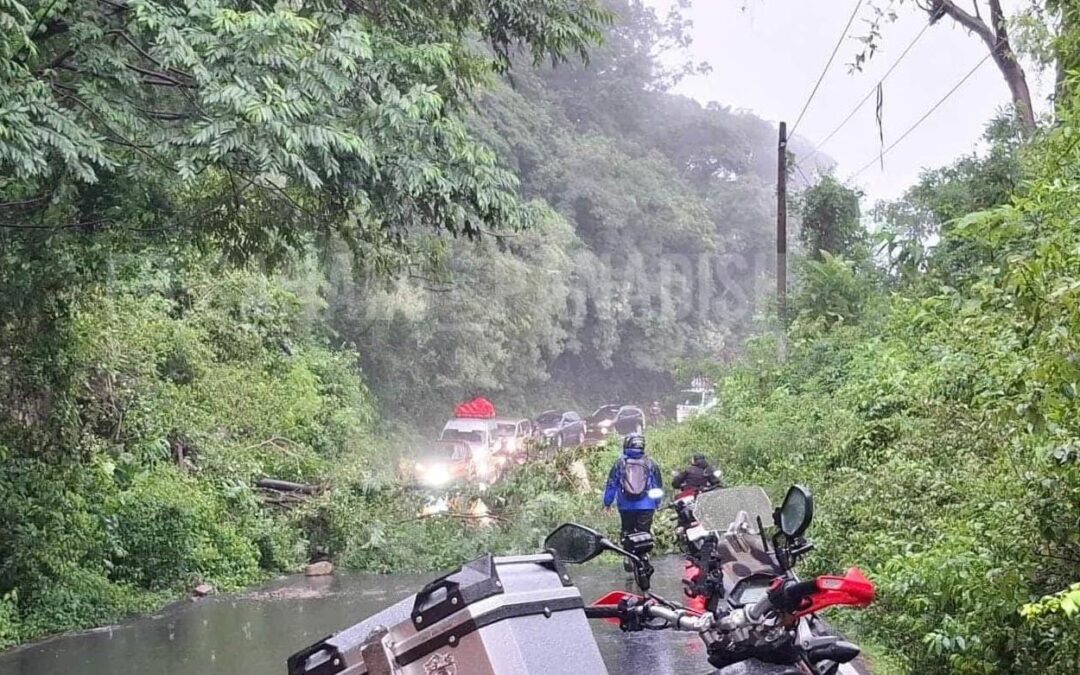 Paso bloqueado por derrumbe en Panajachel, Sololá