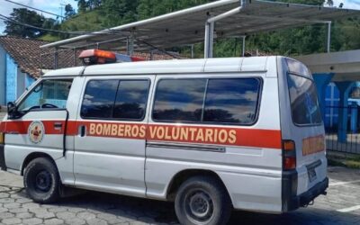 Bomberos Voluntarios atienden a una adulta mayor en baños termales  