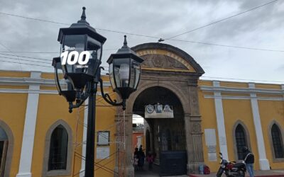 Lámparas decorativas en el Cementerio General de Quetzaltenango