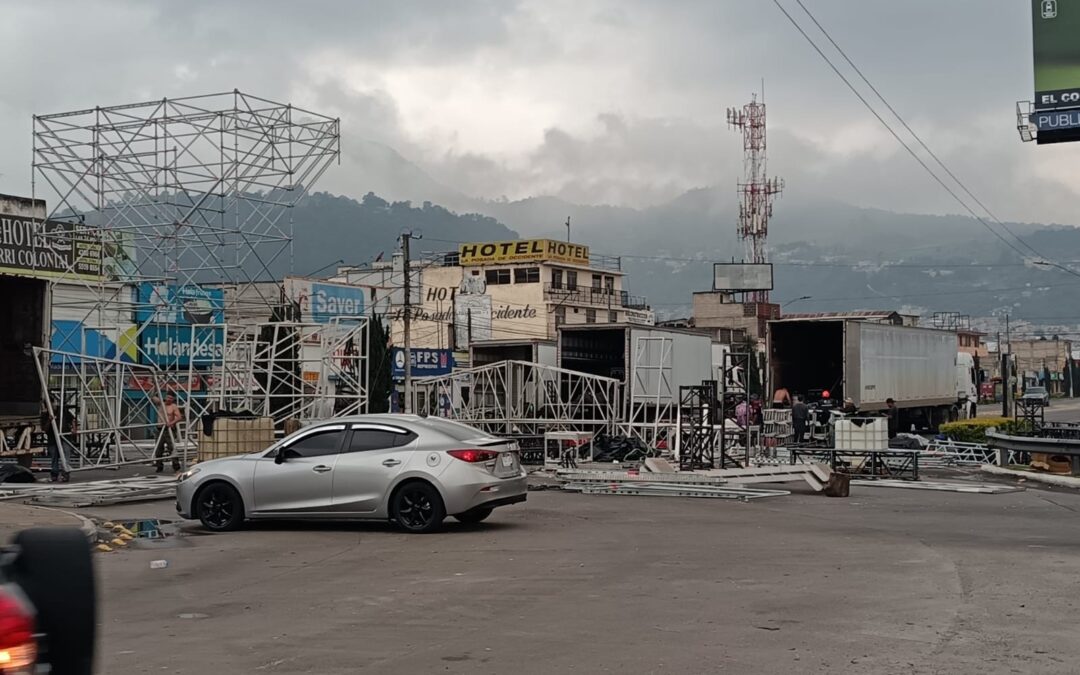 Desvíos y alta carga vehicular en la calzada Manuel Lisandro Barillas por desarme de tarima