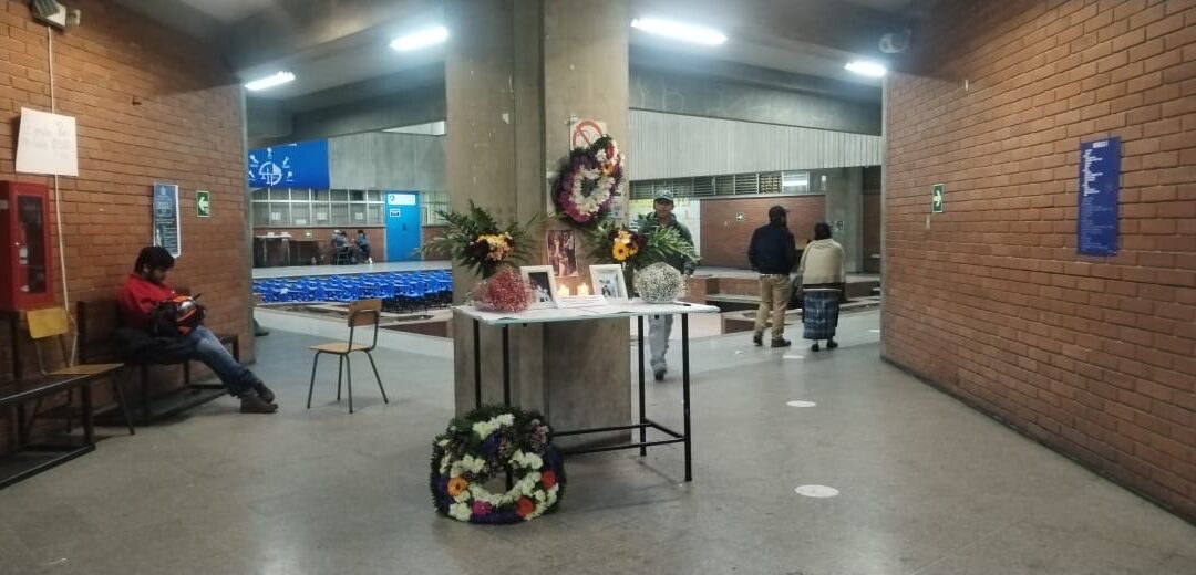 Estudiantes del CUNOC rinden homenaje a su compañera fallecida hoy