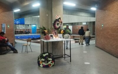 Estudiantes del CUNOC rinden homenaje a su compañera fallecida hoy