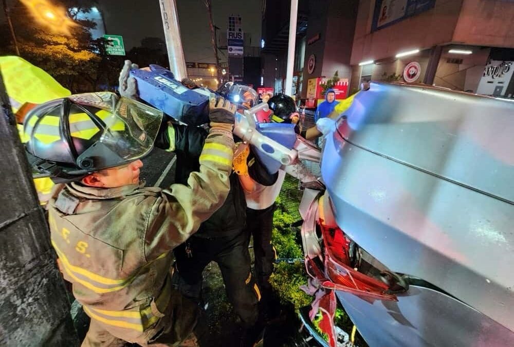 Accidente en Calzada Roosevelt deja dos heridos