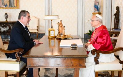 Presidente Bernardo Arévalo se reúne hoy con el papa León XIV en el Vaticano.