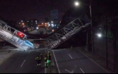 Colapsa pasarela en la Calzada Aguilar Batres