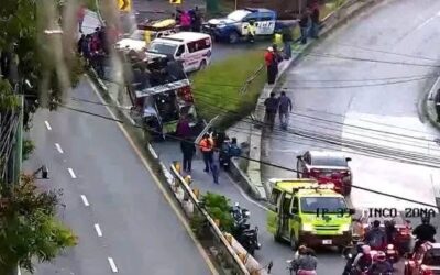 Autobús protagoniza aparatoso accidente en la calzada Roosevelt