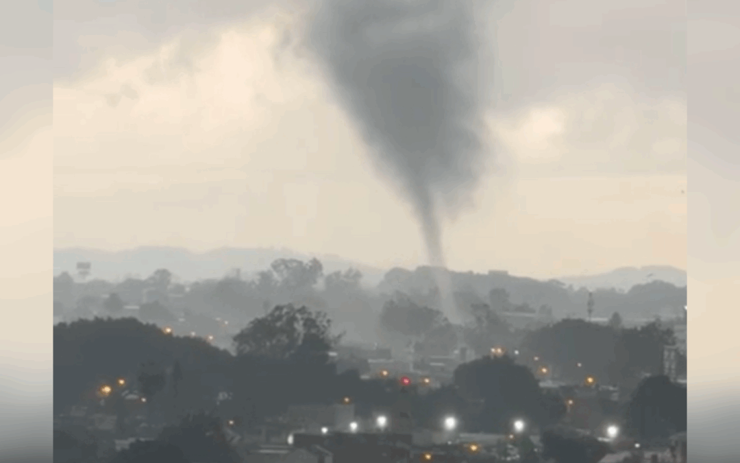 Remolino de viento sorprende a vecinos en la Ciudad de Guatemala