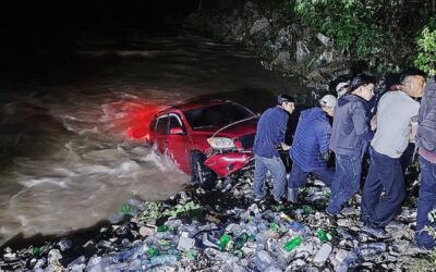 Vehículo es arrastrado por la corriente de un río en San Miguel Ixtahuacán, San Marcos