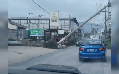 Poste del tendido eléctrico a punto de caer en zona 8 de Quetzaltenango