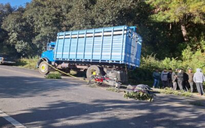 Motociclista muere tras chocar contra camión estacionado en La Cumbre, Olintepeque.