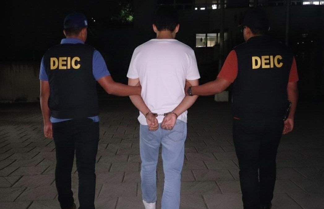 Llevaba bolsas con marihuana escondidas en un vehículo.