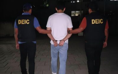 Llevaba bolsas con marihuana escondidas en un vehículo.