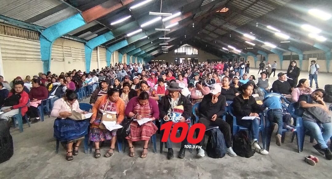 Capacitan a vendedores de temporada navideña en La Democracia, zona 3 de Xela