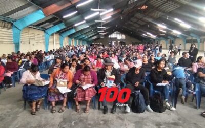 Capacitan a vendedores de temporada navideña en La Democracia, zona 3 de Xela