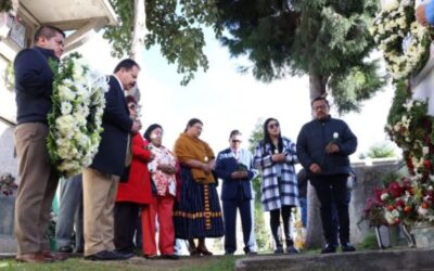 Llevan ofrenda floral a tumba de exconcejal David Armando García Camacho