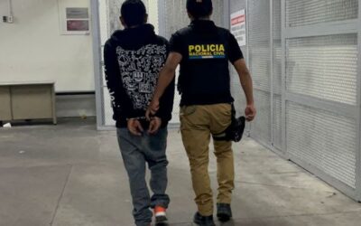 Arrestan a hombre que ingresa en vuelo de deportados