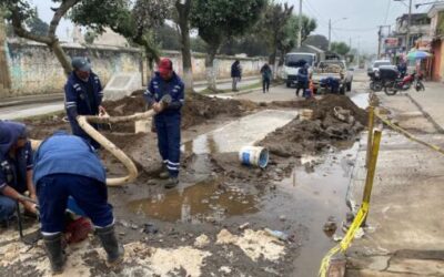 Fuga de agua en la 4ª calle y 21 avenida, zona 1 de Quetzaltenango