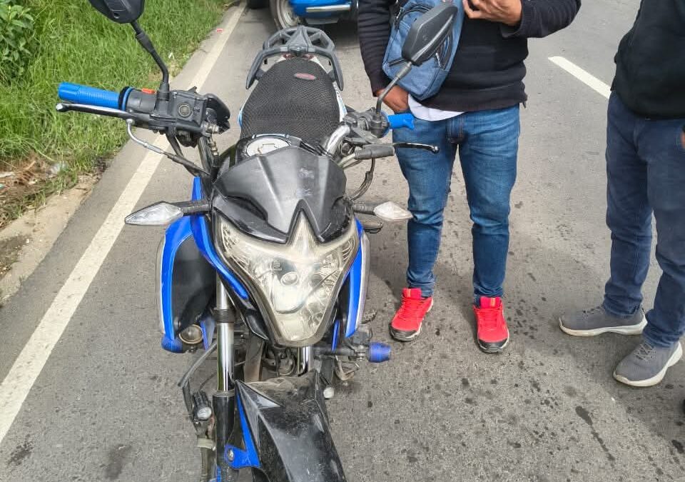 Sancionan a piloto de motocicleta por no portar casco