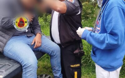 Atienden a piloto de vehículo que cayó a una hondonada