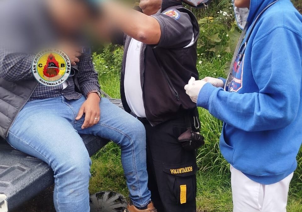 Atienden a piloto de vehículo que cayó a una hondonada